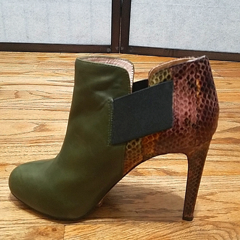 Vince Camuto Arianah green leather snake print bootie stiletto heel SZ 37 / 7 us